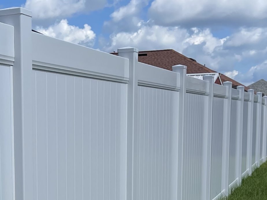 Photo of a white vinyl privacy fence