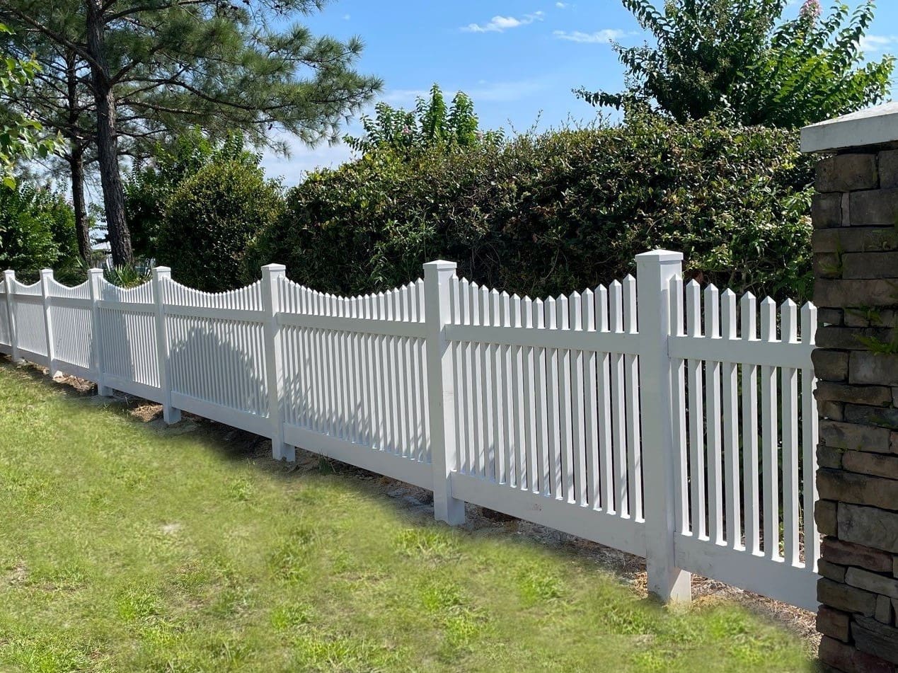 Photo of a vinyl picket fence in a Panama City, FL neighborhood